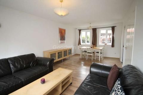 3 bedroom apartment to rent, Nash Street, Hulme, Manchester
