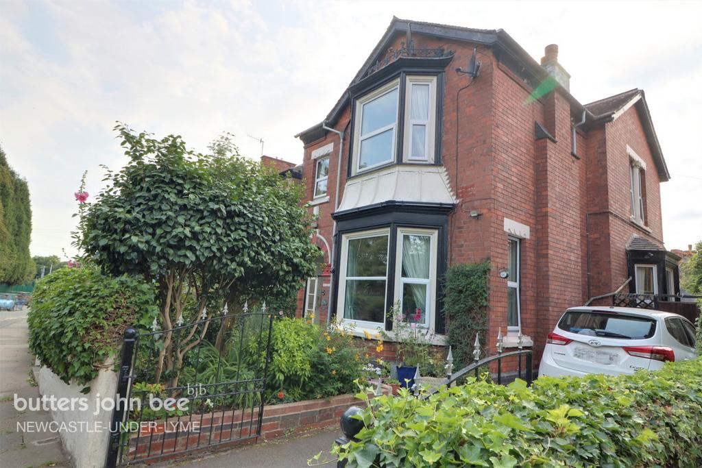 Queens Road, Hartshill 5 bed semidetached house £340,000