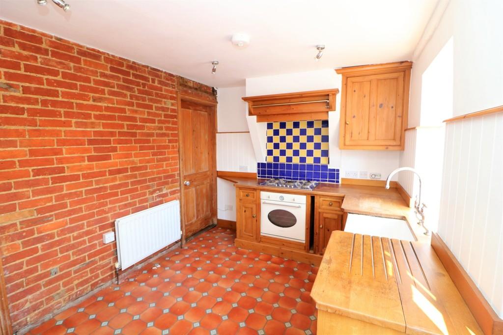Cotmandene, Dorking 2 bed cottage £1,395 pcm (£322 pw)