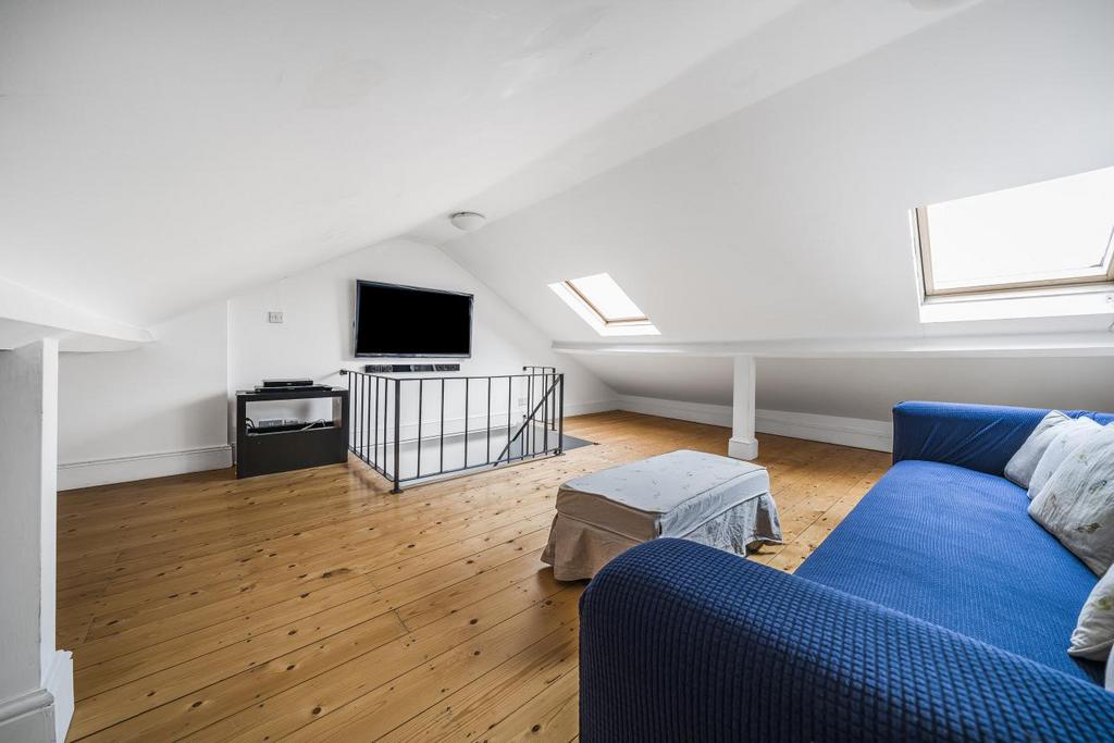 Heyford Avenue, Vauxhall 2 bed flat £570,000