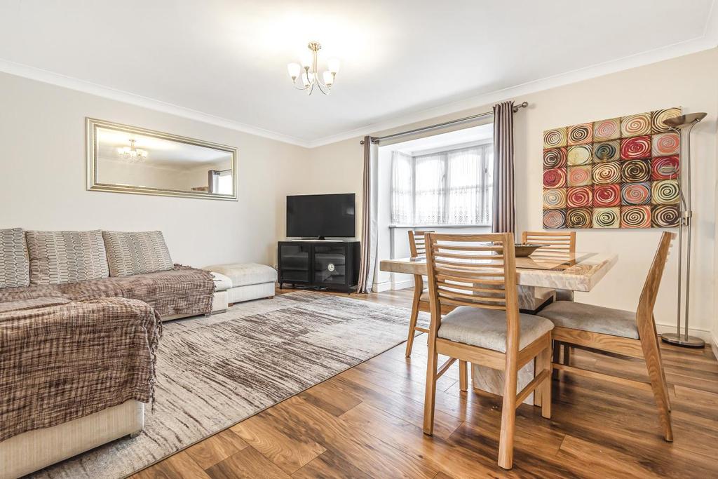 Avenue Road, Acton 2 bed flat £435,000