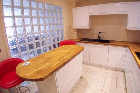 2 bedroom flat to rent, Carisbrooke Road, Leeds