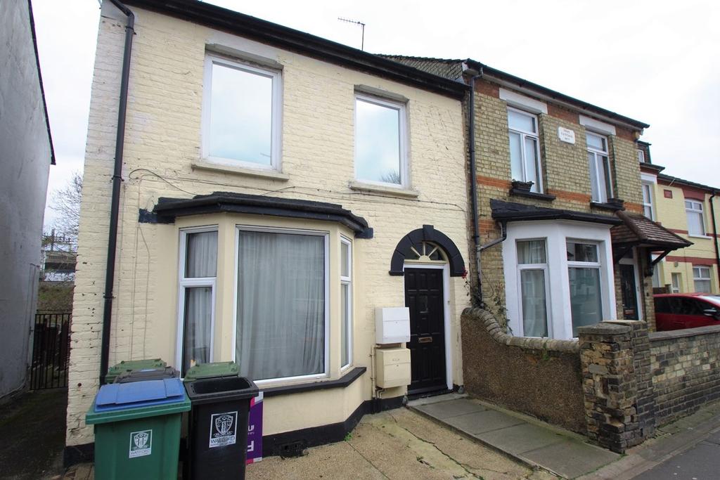 Queens Road, Watford, WD17 2 bed flat £1,100 pcm (£254 pw)