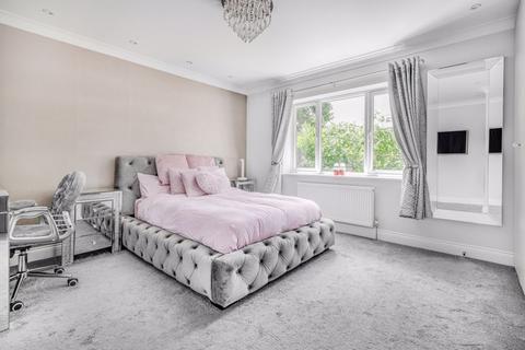 24 Pine Wood, Sunbury-on-thames, TW16 6SG