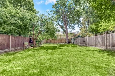 24 Pine Wood, Sunbury-on-thames, TW16 6SG