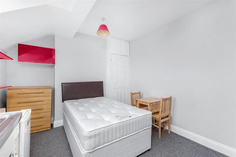 Studio to rent, Upper Richmond Road West, East Sheen, SW14