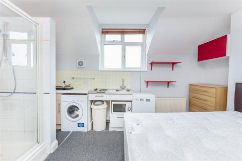 Studio to rent, Upper Richmond Road West, East Sheen, SW14