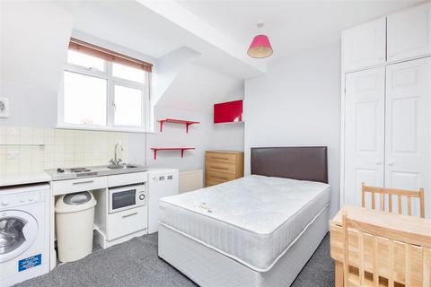 Studio to rent, Upper Richmond Road West, East Sheen, SW14