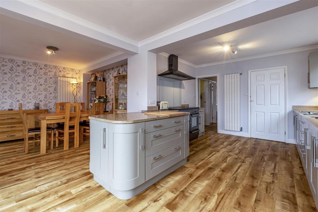 45 Dickens Drive, Row Town, KT15 1 AW - 18.jpg