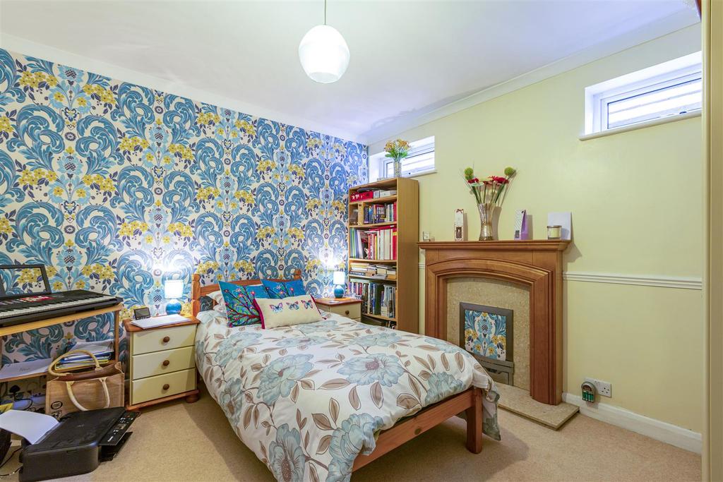 45 Dickens Drive, Row Town, KT15 1 AW - 15.jpg