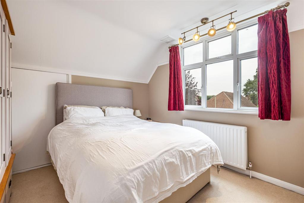 45 Dickens Drive, Row Town, KT15 1 AW - 3.jpg