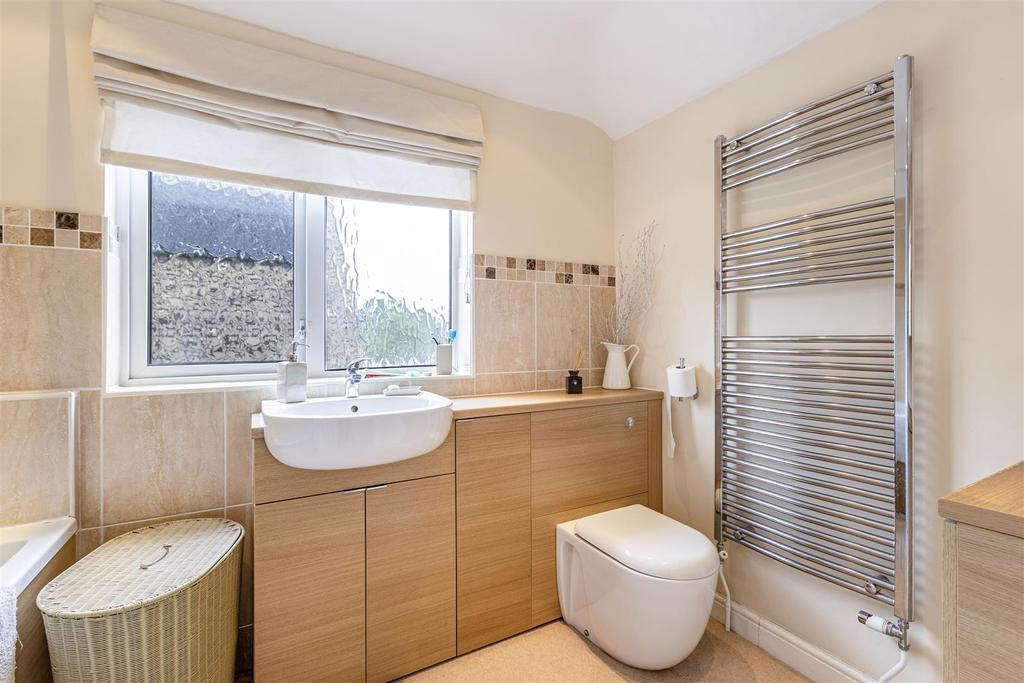 45 Dickens Drive, Row Town, KT15 1 AW - 7.jpg