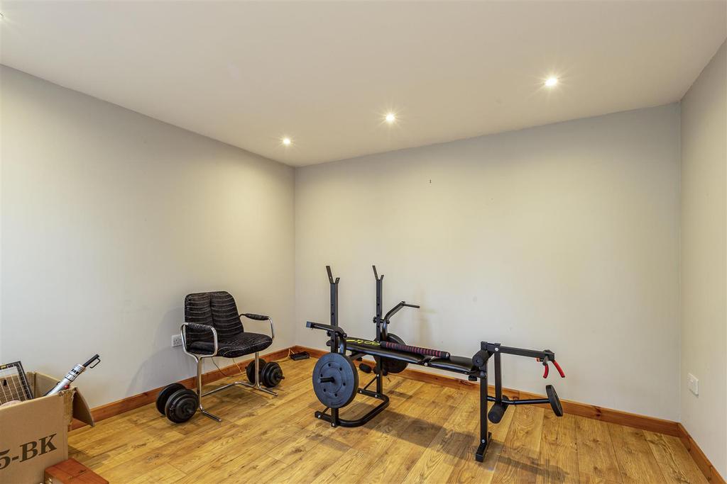 45 Dickens Drive, Row Town, KT15 1 AW - 25.jpg