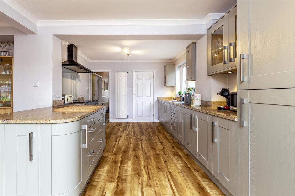 45 Dickens Drive, Row Town, KT15 1 AW - 19.jpg