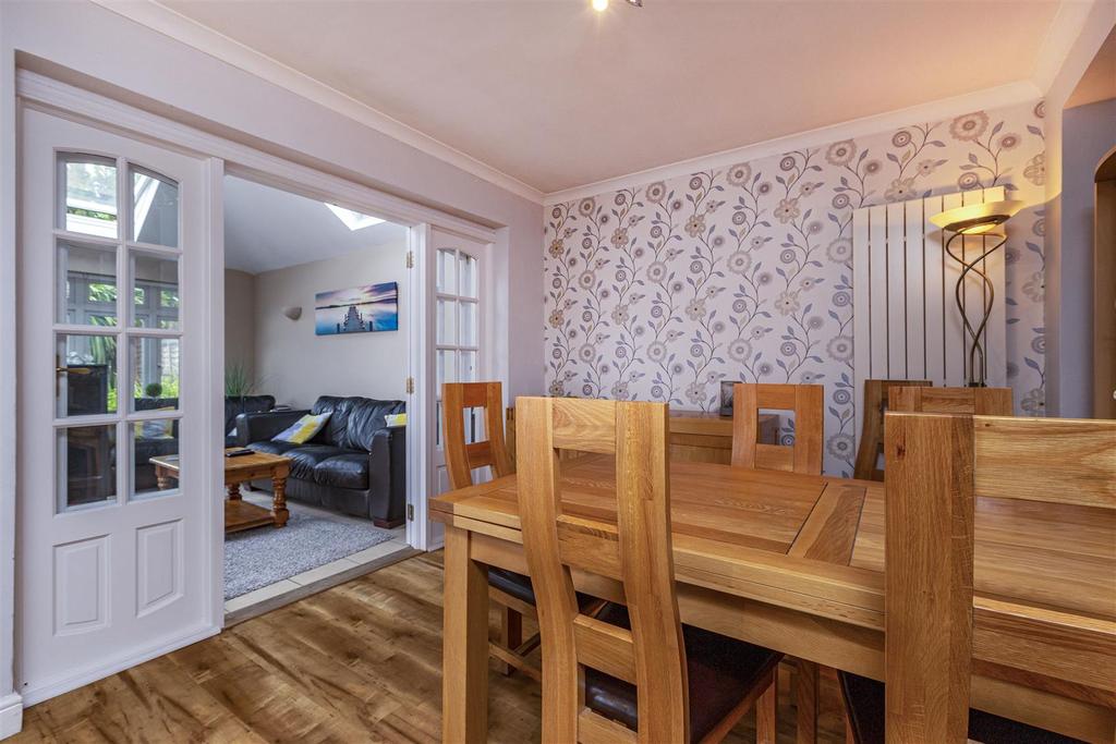 45 Dickens Drive, Row Town, KT15 1 AW - 21.jpg