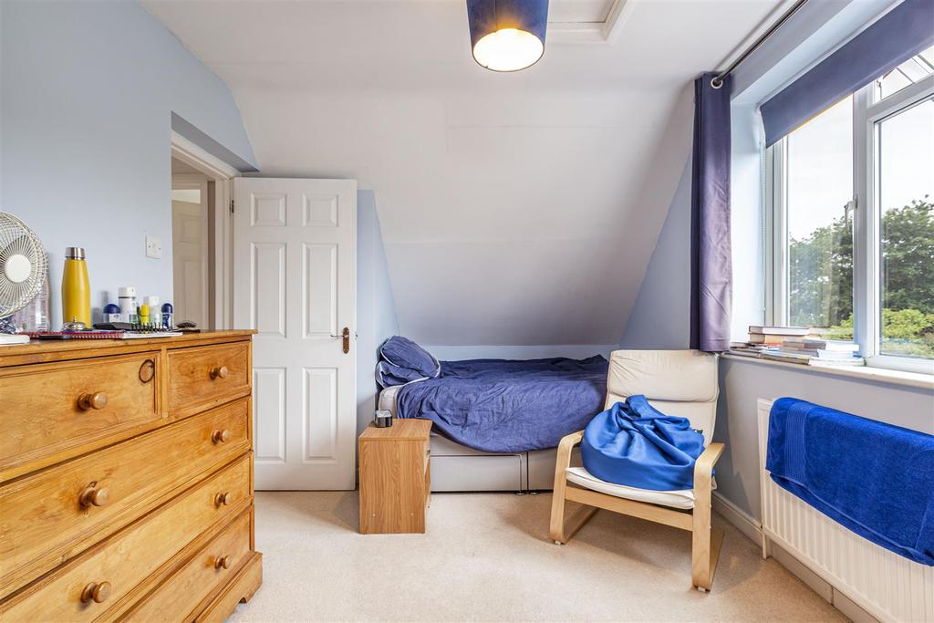 45 Dickens Drive, Row Town, KT15 1 AW - 10.jpg