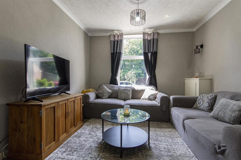 Holland Road, Old Whittington, Chesterfield 3 bed semidetached house