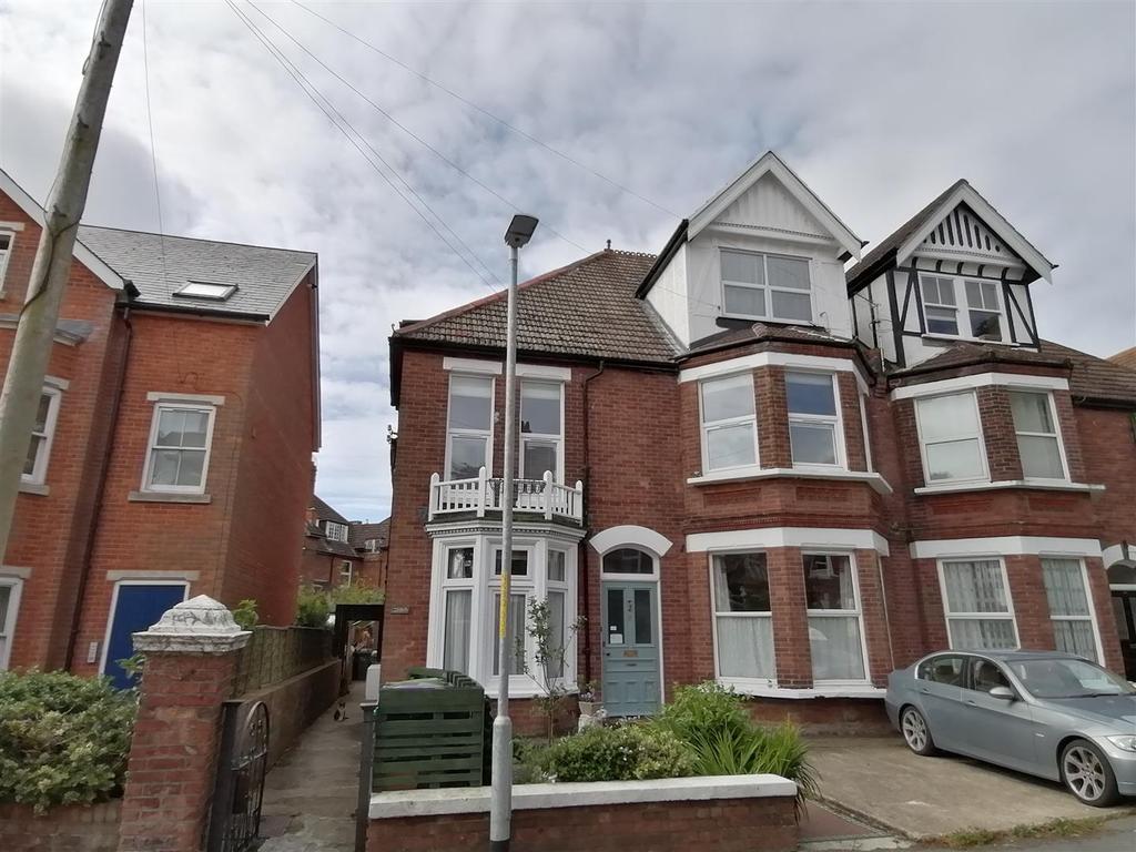 Kingsnorth Gardens, Folkestone, Kent, CT20 2QP 2 bed apartment for sale