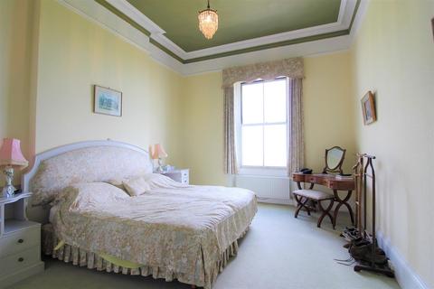 Flat 3, 27 Clifton Crescent, Folkestone, CT20 2EN