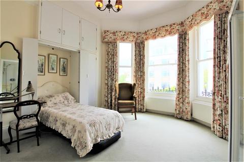 Flat 3, 27 Clifton Crescent, Folkestone, CT20 2EN
