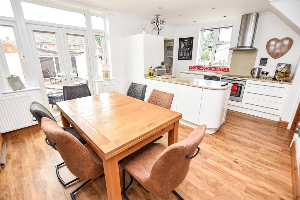 Southwold Crescent, Benfleet 3 bed semidetached house £425,000