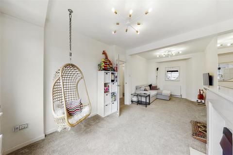 196 Wadham Gardens, Greenford, UB6 0BX
