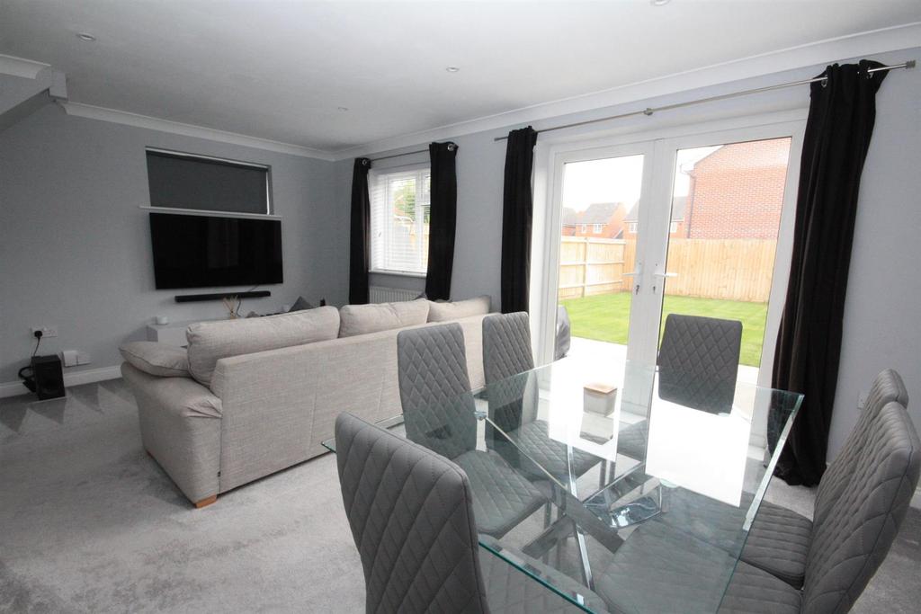Monks Way, Eastleigh 3 bed end of terrace house £1,300 pcm (£300 pw)