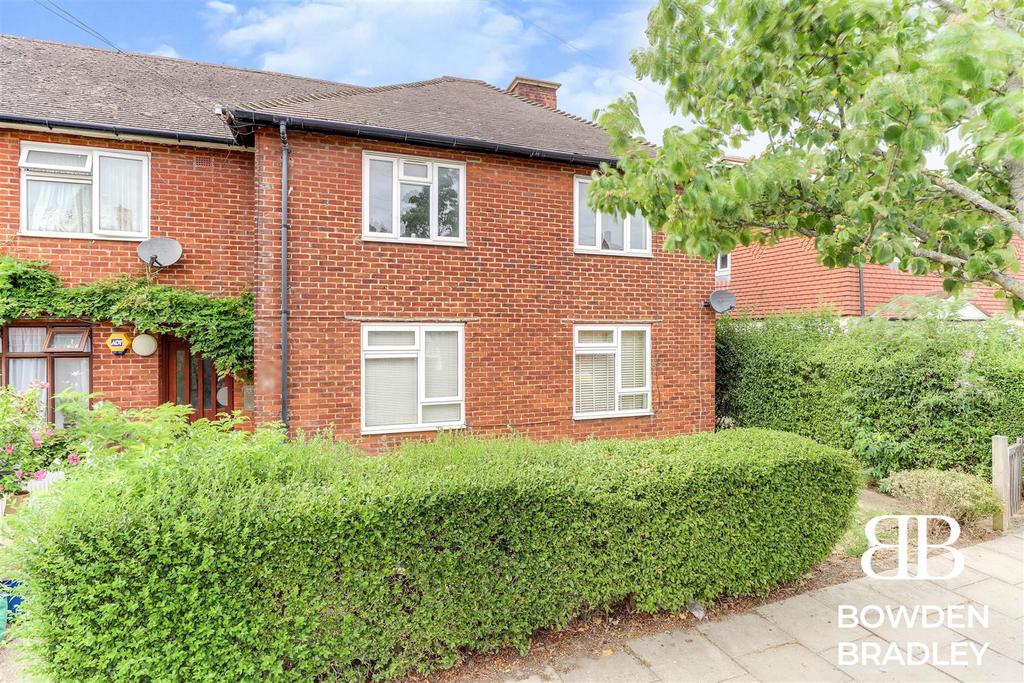 Huntsman Road, Hainault 1 bed flat for sale £240,000