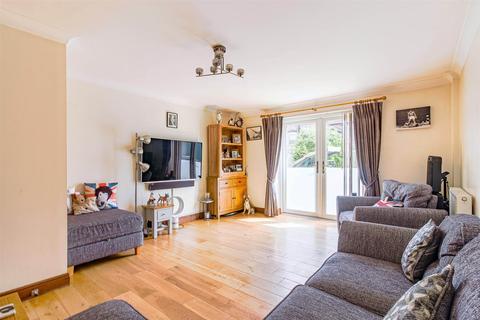 42b Fernhill Street, London, E16 2HZ