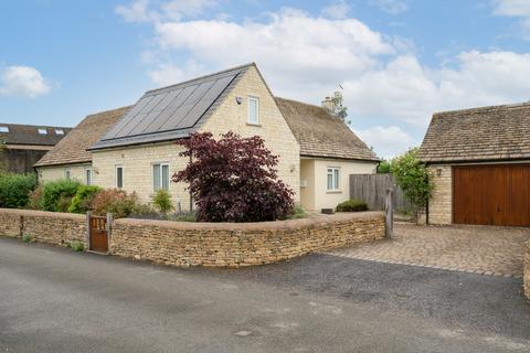 4 bedroom detached bungalow to rent, East Street, Long Compton