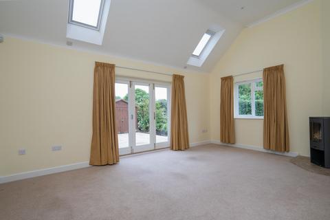 4 bedroom detached bungalow to rent, East Street, Long Compton