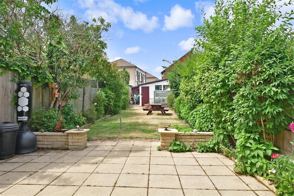 Askwith Road, Rainham, Essex 3 bed terraced house £450,000