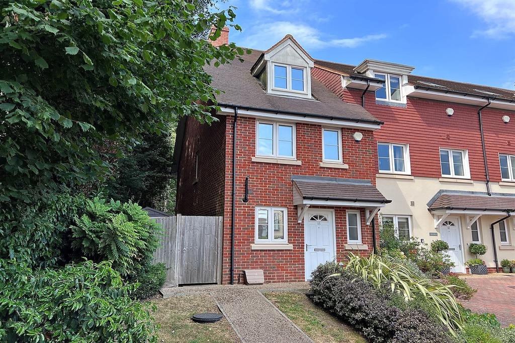 Hunters Place, Hindhead, GU26 3 bed end of terrace house £500,000