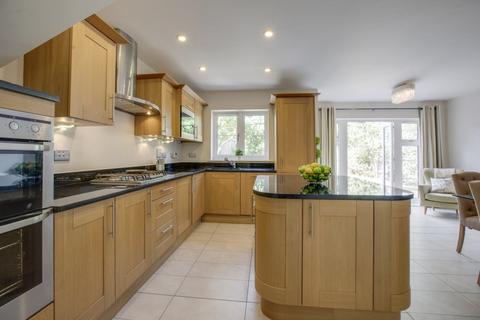 4 bedroom detached house to rent, Farmers Place, Chalfont St. Peter, Gerrards Cross, Buckinghamshire