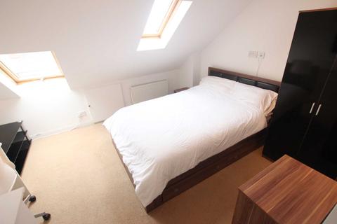 1 bedroom in a house share to rent - Gloucester Road   Room, Reading