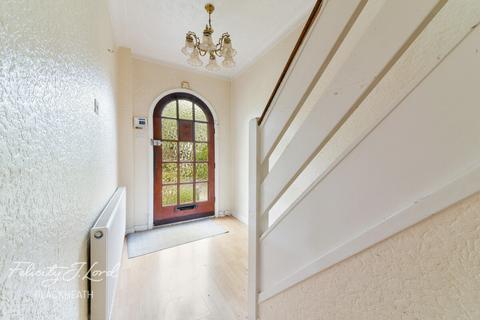 6 Ashridge Crescent, London, SE18 3EB
