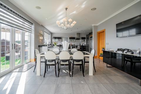 1 Clos Aaron, Ynystawe, Swansea, SA6 5AS
