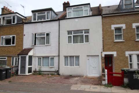 4 bedroom terraced house for sale, Gilmore Road, London SE13