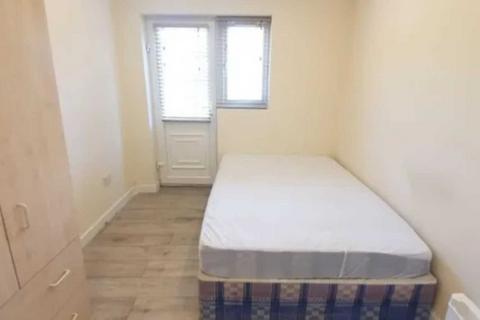 1 bedroom in a house share to rent, Rydal Crescent, Perivale