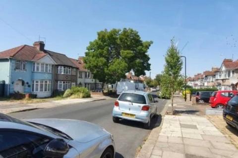 1 bedroom in a house share to rent, Rydal Crescent, Perivale