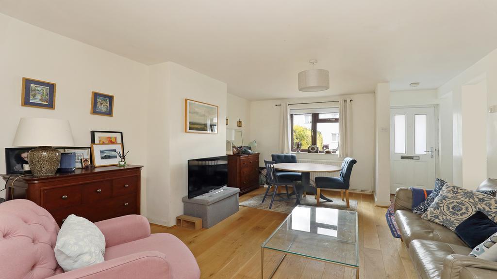 Clayton Crescent, Brentford, TW8 2 bed house £550,000