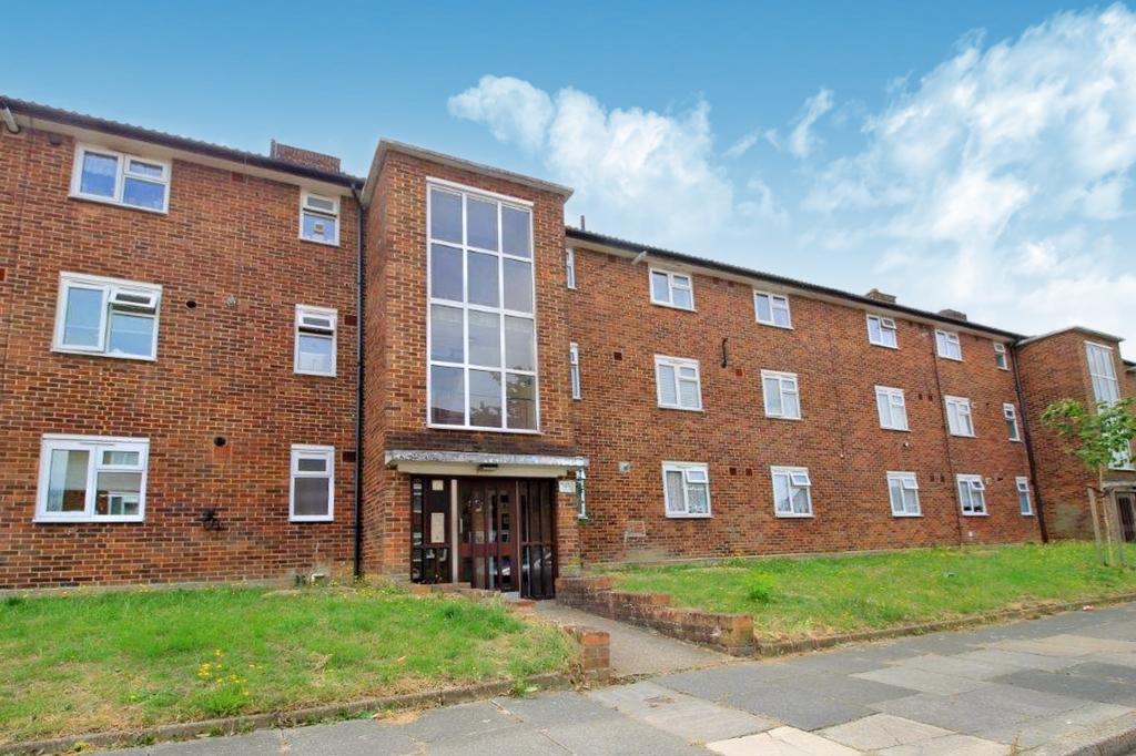 Wilsmere Drive, Northolt UB5 2 bed flat £1,350 pcm (£312 pw)