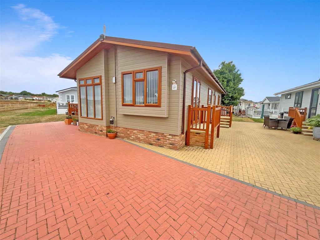 The Oaks, Battlesbridge, Wickford, Essex 2 bed park home £290,000