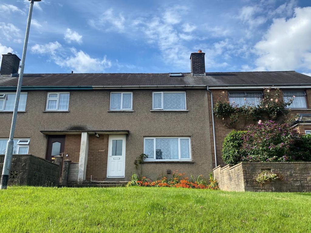 2 Gwern Griafol, Dolgellau LL40 1PE 3 bed terraced house £140,000