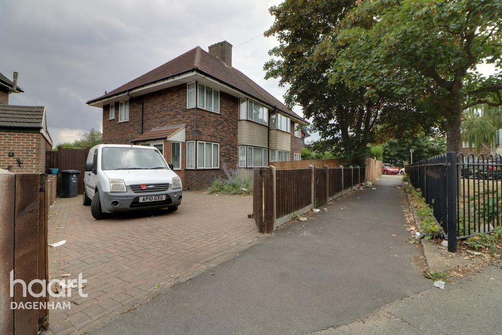 Gale Street, Dagenham 3 bed semidetached house £500,000