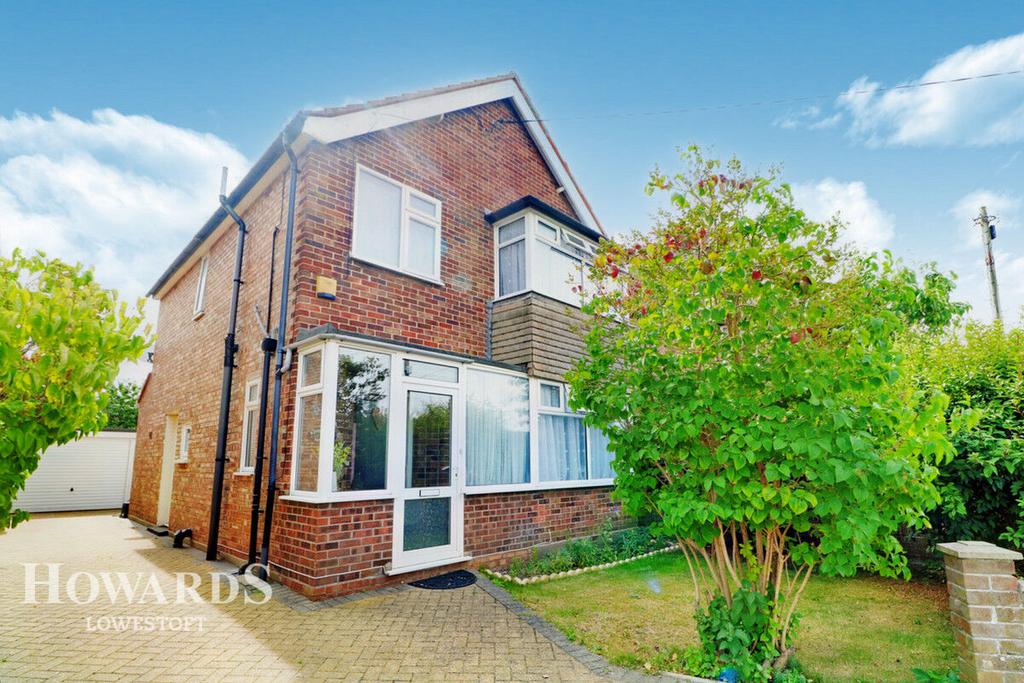 Blackheath Road, Lowestoft 3 bed detached house for sale £300,000