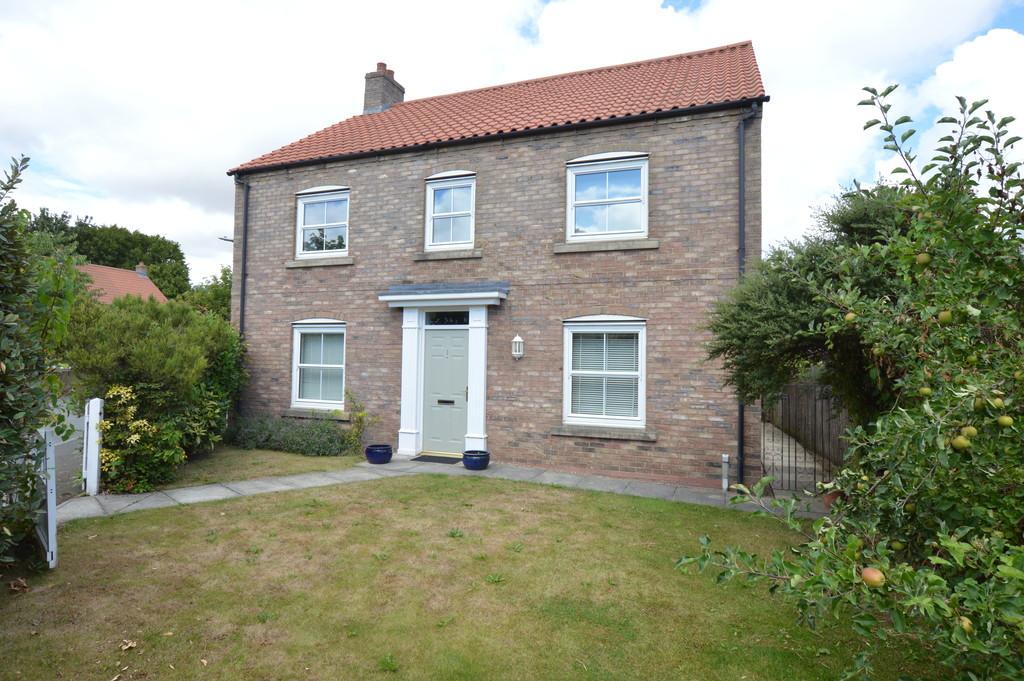 1 Tudor Court, BromptononSwale 4 bed detached house £1,150 pcm (£265 pw)