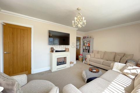 10 Beverley Close, Lowestoft, NR33 8QQ