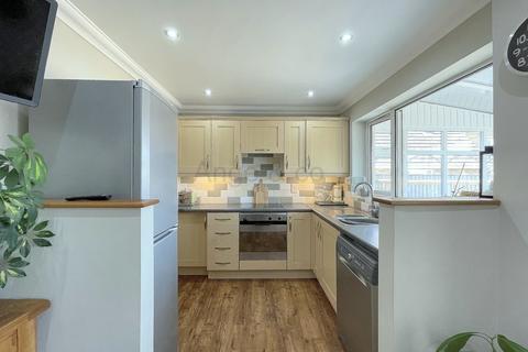 10 Beverley Close, Lowestoft, NR33 8QQ