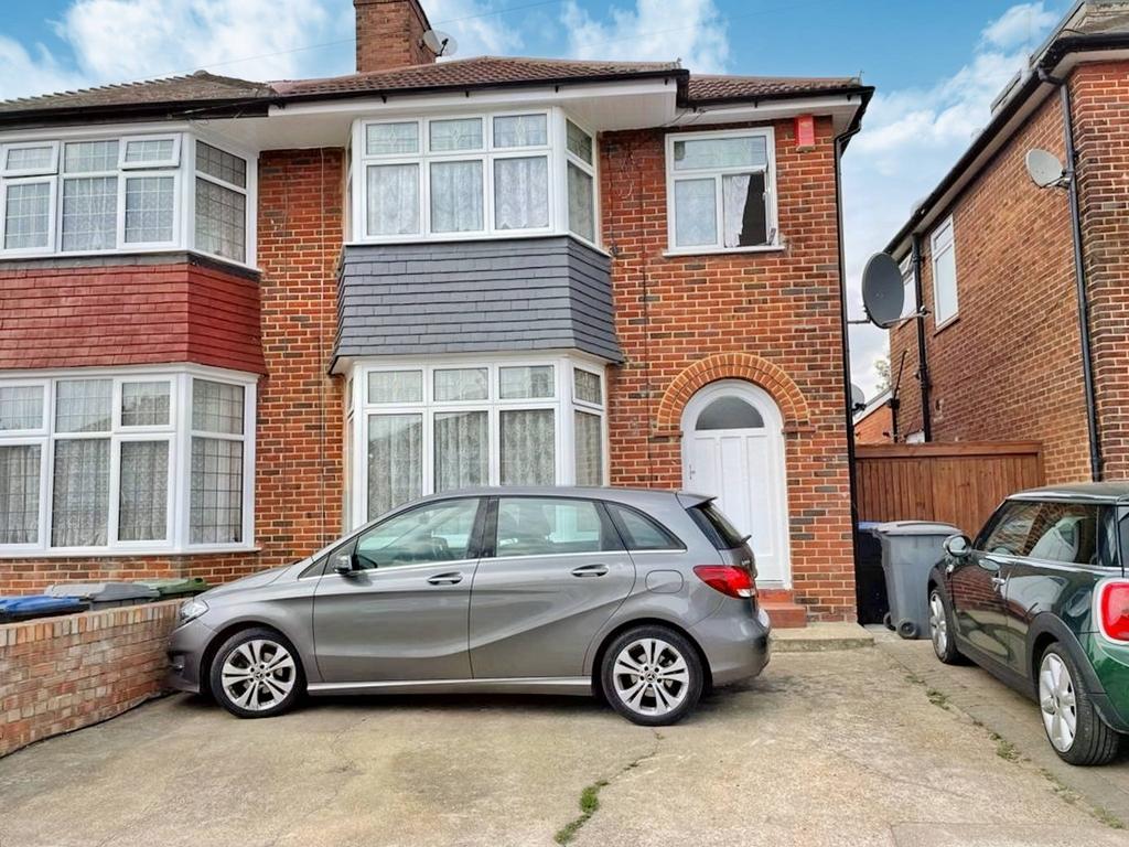 Brinkburn Gardens, Edgware HA8 3 bed semidetached house £1,900 pcm
